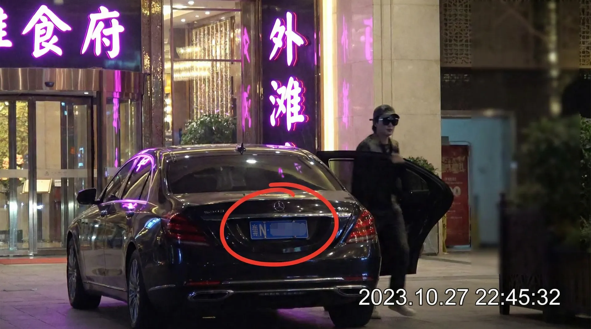 《男同动漫》- 男同动漫传媒在线观看~热点黑料男同动漫 - 豪车餐厅外偷拍